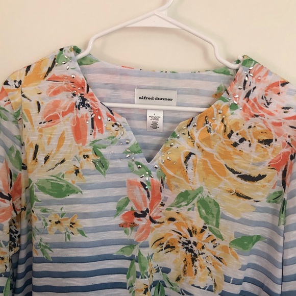 Alfred Dunner Lazy Daisy Notched Neck Top - Picture 7 of 8